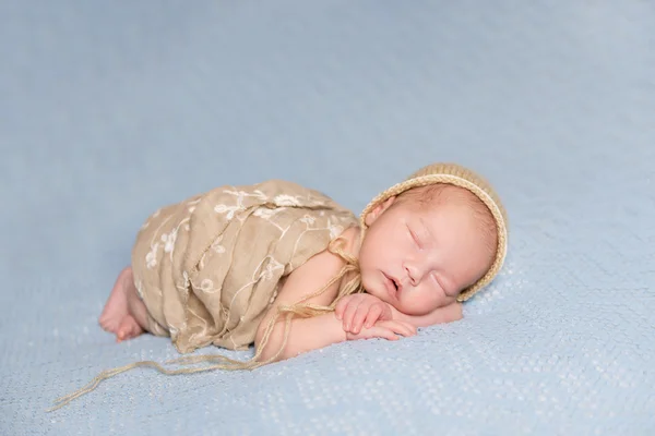 Güzel yanakları yeni doğan bebek uyku — Stok fotoğraf