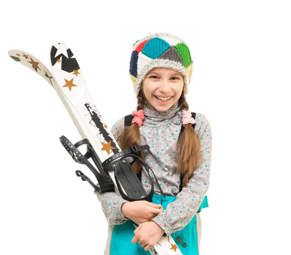 Lächelndes kleines Mädchen mit Skiern — Stockfoto