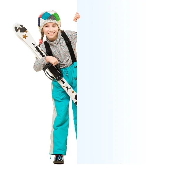 Dívka s lyžemi pokukování z prázdné prázdné — Stock fotografie