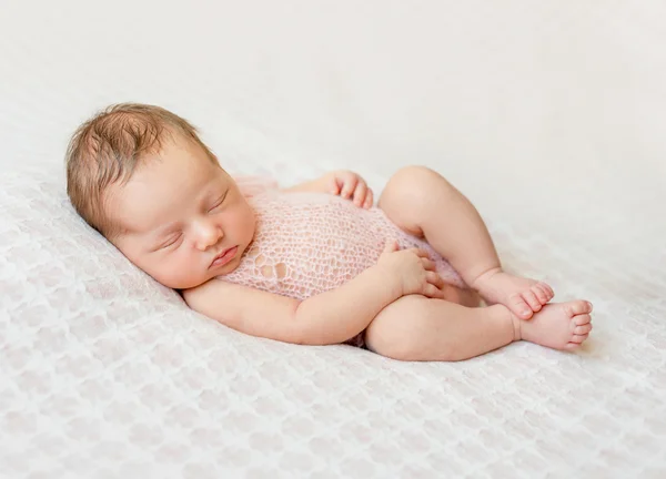 Hermosa niña recién nacida durmiendo — Foto de Stock