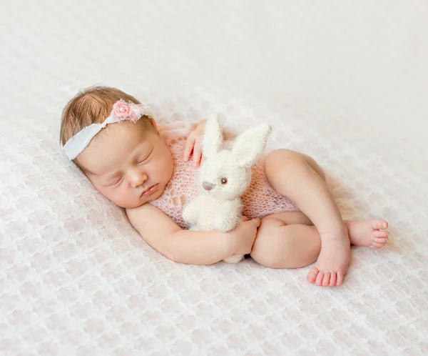 睡眠与头带新生女婴 — 图库照片