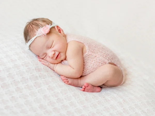 Νεογέννητο κοριτσάκι που κοιμάται σε ροζ κουβέρτα — Φωτογραφία Αρχείου
