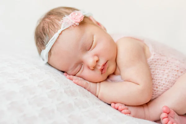 Rosto doce de uma menina recém-nascida — Fotografia de Stock