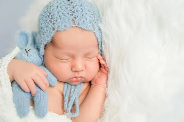 Sleepy pasgeboren jongen in blauwe hoed — Stockfoto