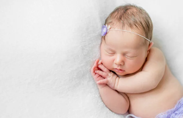 Schönes neugeborenes Mädchen schläft — Stockfoto