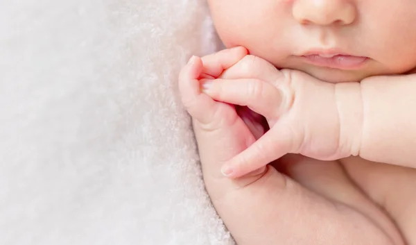 Crossed fingers of a newborn baby asleep — Stock Photo, Image