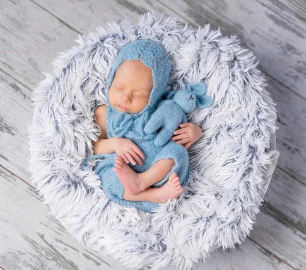 Ребенок в шляпе и комбинезоне спит — стоковое фото