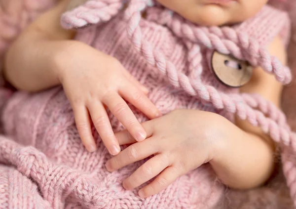 Lilla nyfödda barnet händer — Stockfoto