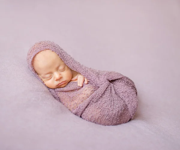 Härlig nyfödda swaddled i rosa blöja — Stockfoto