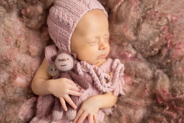 Bebê recém-nascido bonito em cobertor fofo — Fotografia de Stock