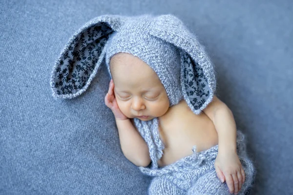 Precioso niño recién nacido en traje de liebre —  Fotos de Stock