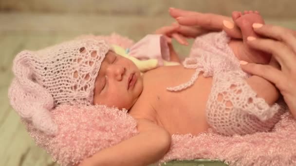 Sleepy pasgeboren baby bewegen van handen en benen — Stockvideo