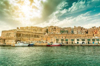 Valletta dolgu ve gemi ile harika manzara 