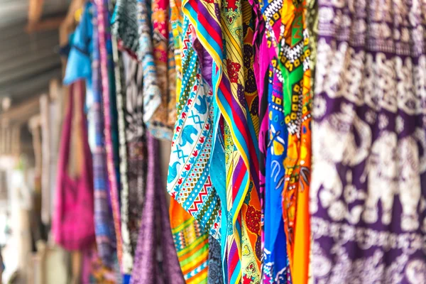 Châles à motifs colorés et tissu au marché de Zanzibar — Photo