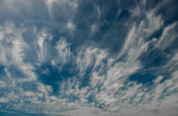 Schilderachtig uitzicht van wolken in blauwe hemel in Canarische eilanden — Stockfoto