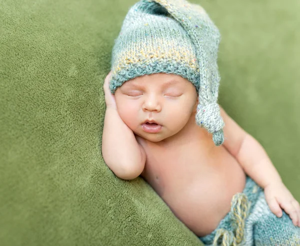 Divertente bambino in maglia cappello dormire con la bocca aperta — Foto Stock