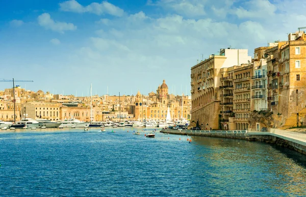 Bela vista do porto de Valletta com iates e barcos — Fotografia de Stock