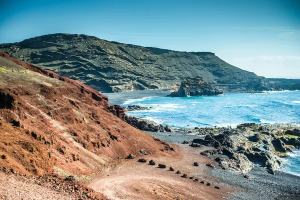 Prachtig uitzicht over de baai met rotsen op de kust van de Canarische eilanden — Stockfoto