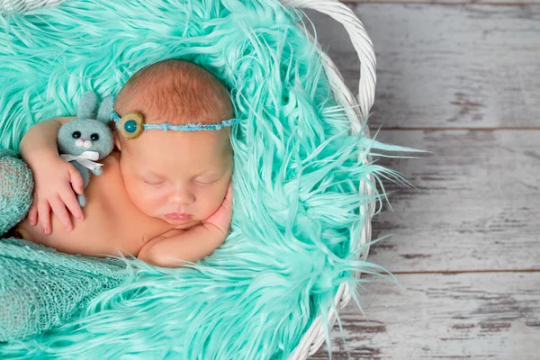 Dulce durmiendo recién nacido chica con flores en diadema —  Fotos de Stock