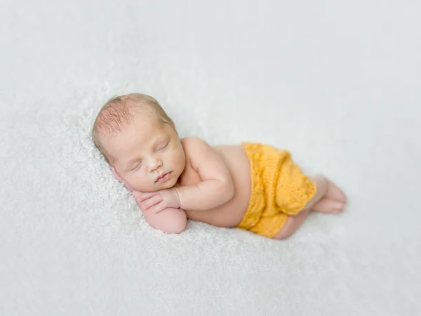 Doux sommeil nouveau-né garçon en culotte jaune — Photo