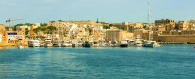 Tekneler ve yatlar ile Valletta Körfezi Panoraması