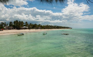Turistik gemilerde su ile Afrika beach 