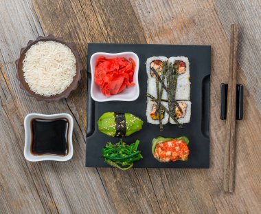 tepsi ve pirinç bir kase üzerinde rulo