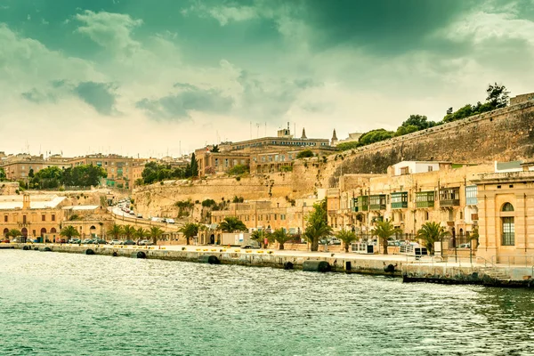 Linda paisagem urbana de Valletta com aterro — Fotografia de Stock