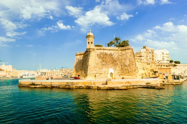 Valletta com torre de relógio e Jardins Gardjola — Fotografia de Stock