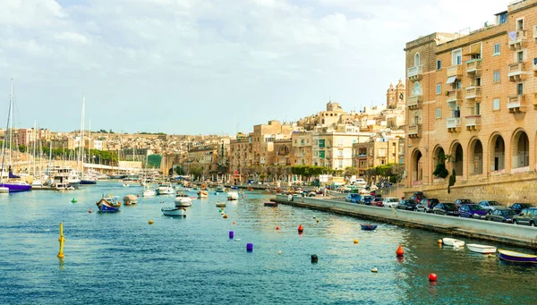 Valletta embankment street with boats — Stock Photo, Image