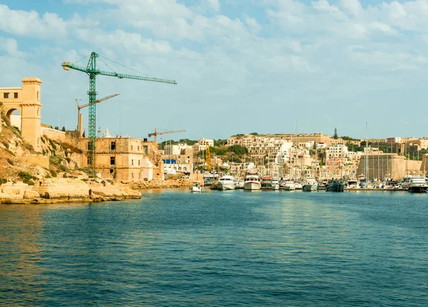 Utsikt över Valletta port med kranar och båtar — Stockfoto