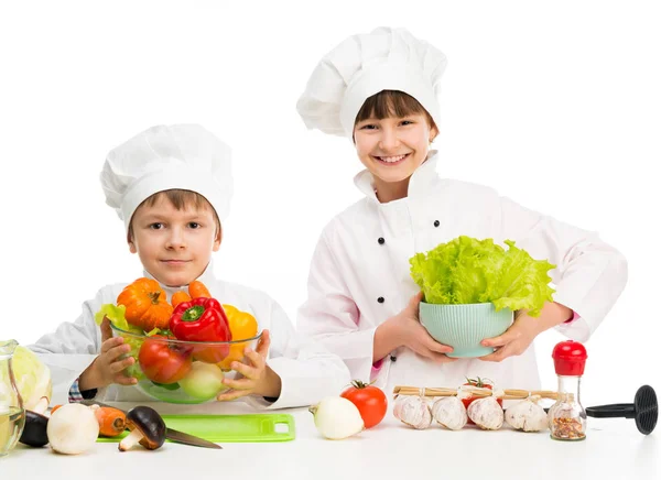 Piccoli chef a tavola con verdure — Foto Stock