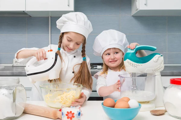 Twee kleine meisjes in uniformen van de chef-kok — Stockfoto
