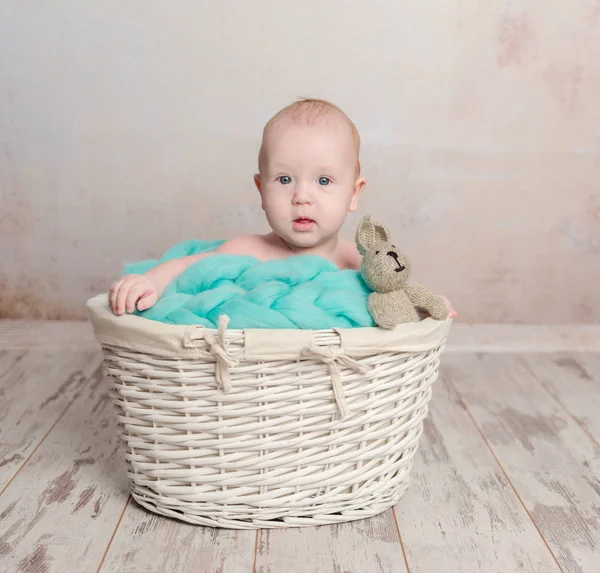 Αστεία λίγο μωρό κάθεται στο καλάθι — Φωτογραφία Αρχείου