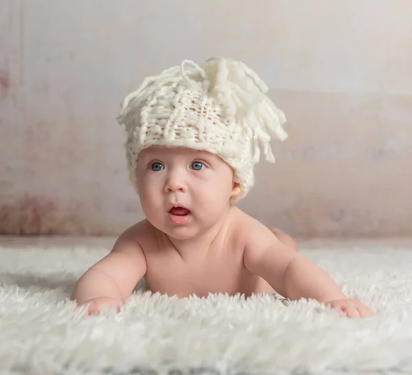 Little baby crawling on woolen blanket — Stock Photo, Image