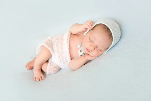 Bebê recém-nascido dormindo com as mãos na cabeça — Fotografia de Stock
