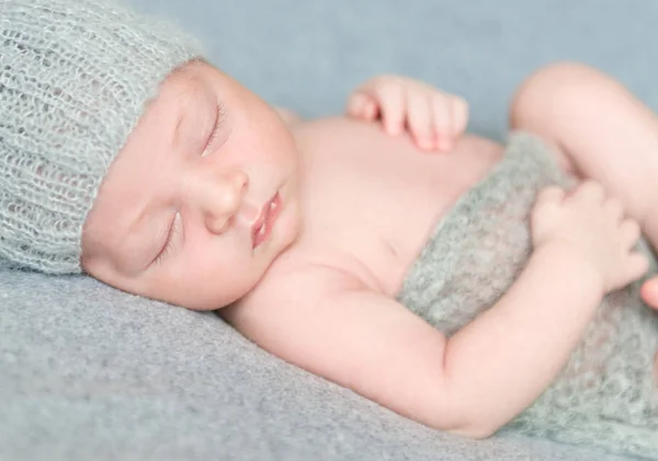 Мирно спящий новорожденный в серой шляпе — стоковое фото