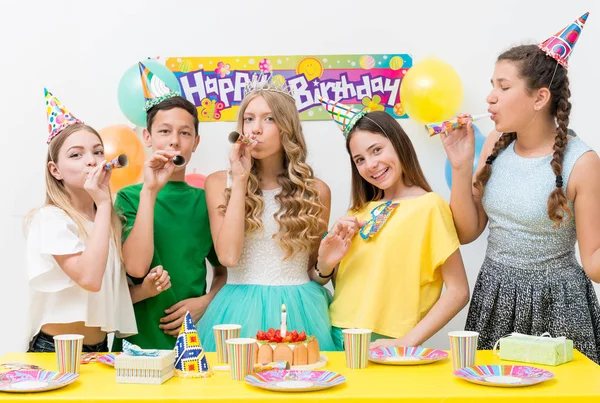 Adolescentes em uma festa de aniversário — Fotografia de Stock