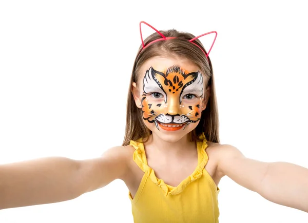 Menina com rosto pintado fazendo selfie — Fotografia de Stock