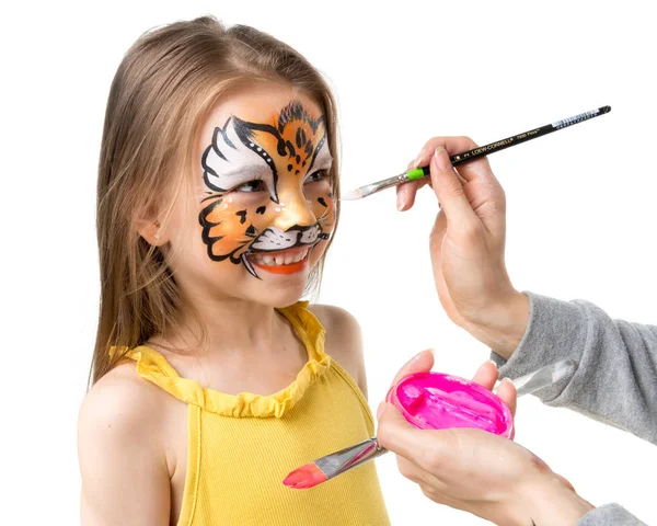 Menina recebendo seu rosto pintado por artista — Fotografia de Stock