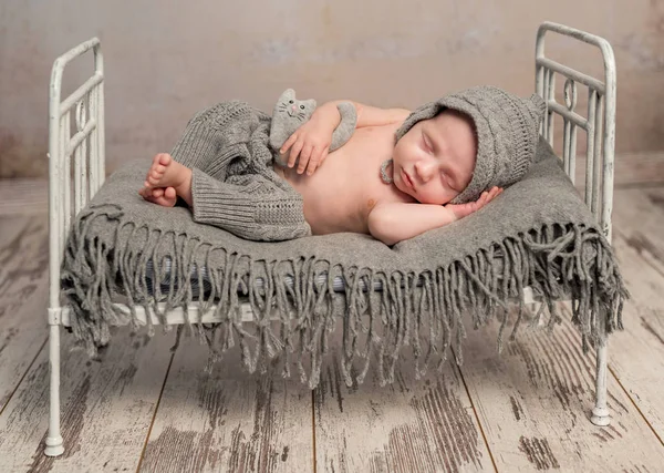 Pasgeboren baby slapen op oude kinderbed — Stockfoto