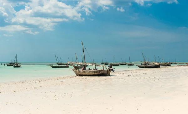 Paisaje con barcos de pesca en la orilla — Foto de Stock