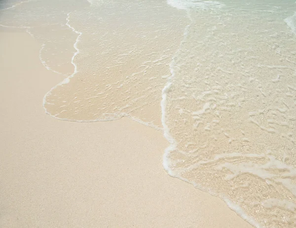 Praia e ondas transparentes claras do mar — Fotografia de Stock