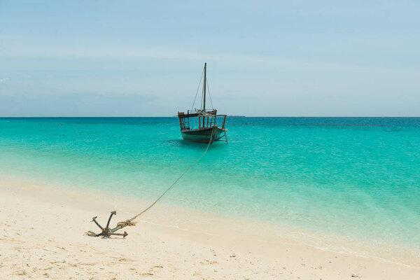 якорь с туристических лодок на песчаном пляже
 