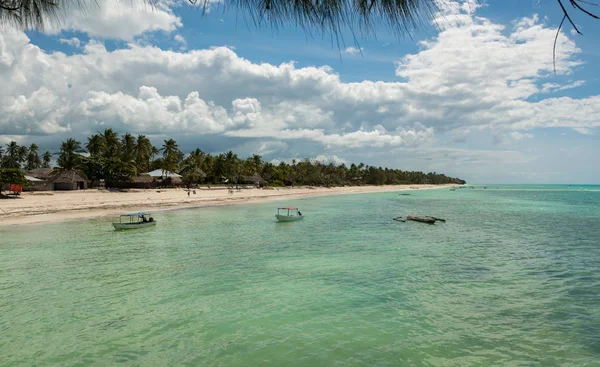 Praia africana com barcos turísticos na água — Fotografia de Stock