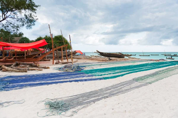 Halászok és a háló a strandon — Stock Fotó