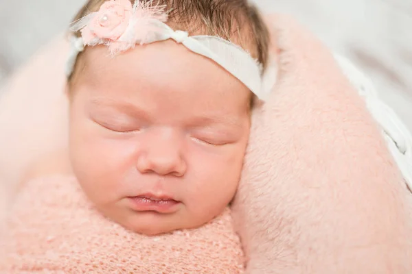 Bebeluș nou-născut somnoros cu bandă de păr — Fotografie, imagine de stoc