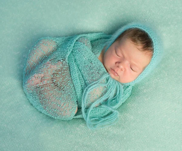 Смешной спящий новорожденный на голубом одеяле — стоковое фото