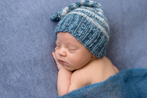 Doce bebê recém-nascido adormecido em chapéu — Fotografia de Stock