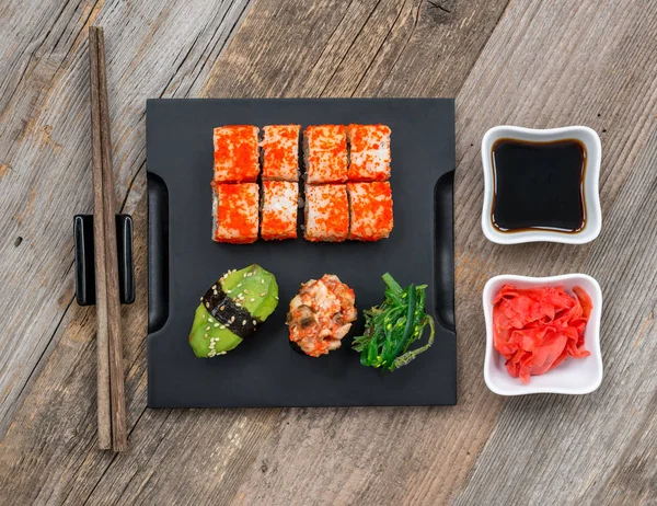 Set sushi en rollen met stokjes — Stockfoto